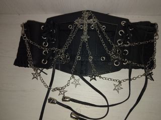 Corsé gótico con cadenas y estrellas