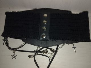 Corsé gótico con cadenas y estrellas