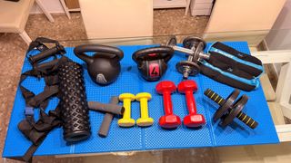 Conjunto de entrenamiento: pesas, rodillo y más...