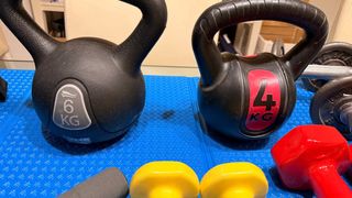 Conjunto de entrenamiento: pesas, rodillo y más...