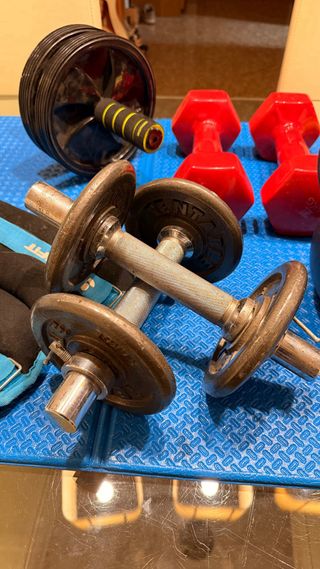 Conjunto de entrenamiento: pesas, rodillo y más...