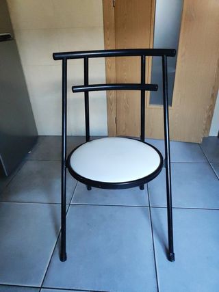 Silla negra y blanca de metal