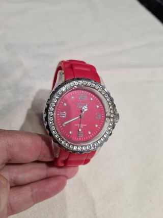 Reloj de pulsera con detalles plateados