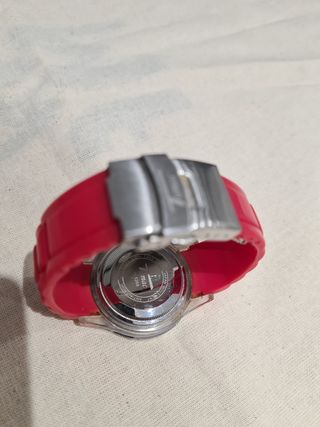 Reloj de pulsera con detalles plateados