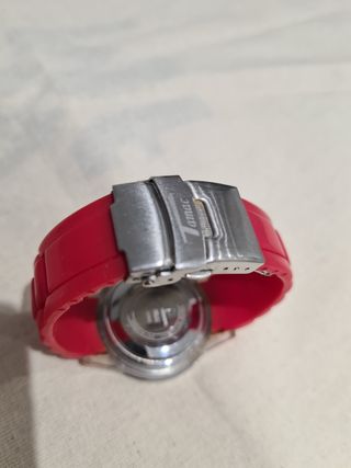 Reloj de pulsera con detalles plateados