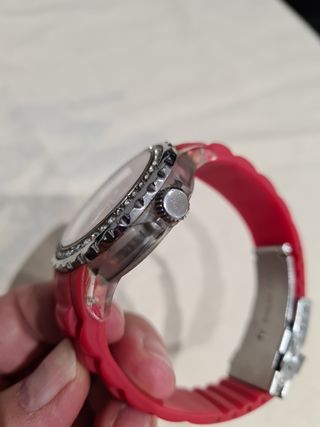 Reloj de pulsera con detalles plateados