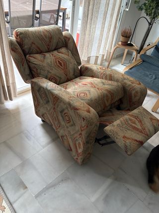 Sillón reclinable de tela con diseño