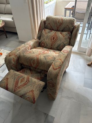 Sillón reclinable de tela con diseño