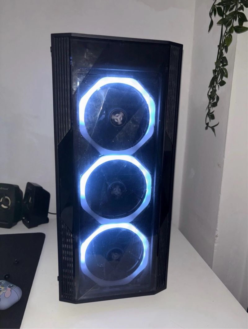 PC negro para juegos con luces RGB