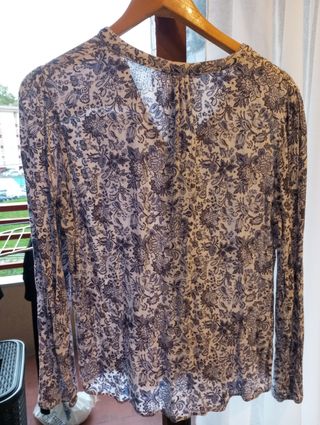 Blusa estampada floral azul y blanco