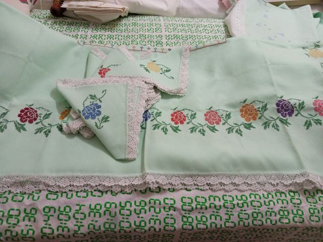 Juego mantel y servilletas bordado floral