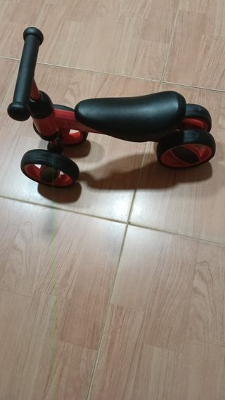 Bici sin pedales roja y negra