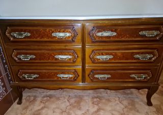 Cómoda de madera con tapa de mármol