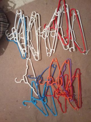 24 Perchas de Plástico Surtidas