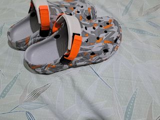 Zuecos grises y naranjas