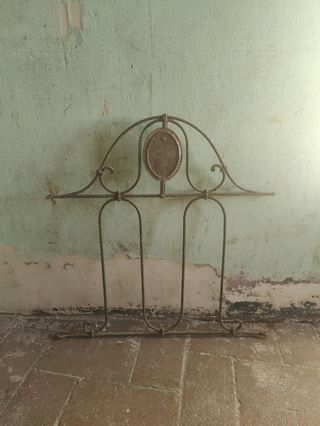 Cabecero antiguo de metal