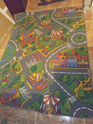Alfombra infantil de juegos con carretera