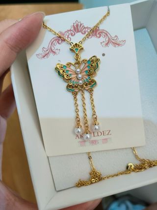 Collana farfalla con perle dorata con scatolina 