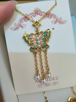 Collana farfalla con perle dorata con scatolina 