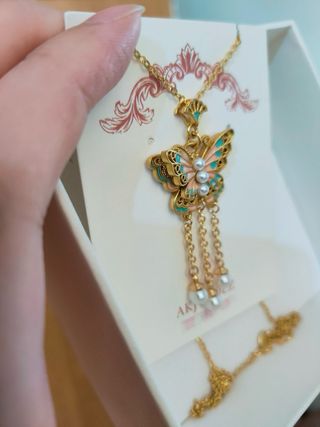 Collana farfalla con perle dorata con scatolina 