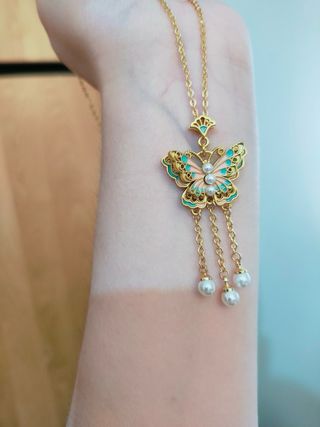 Collana farfalla con perle dorata con scatolina 
