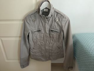 Chaqueta gris entallada joven talla M Zara.