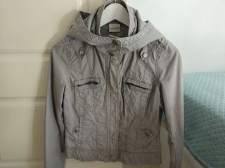 Chaqueta gris entallada joven talla M Zara.