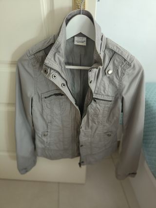 Chaqueta gris entallada joven talla M Zara.