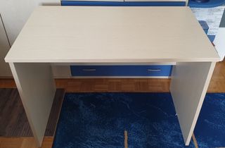 Scrivania avorio usata pochissimo