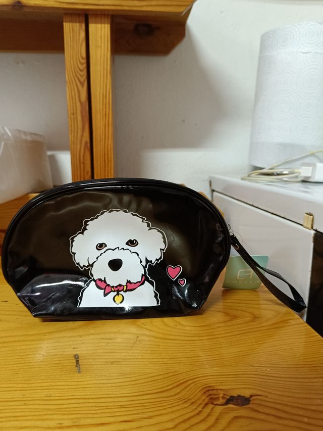 Neceser negro con perro y corazones