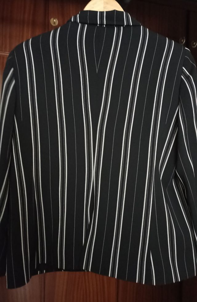 Blazer Cortefiel Rayas Negras y Blanca