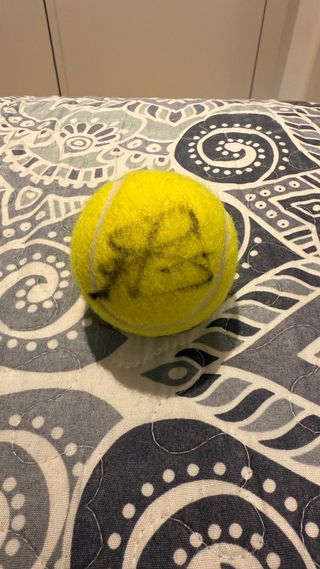 Pelota de tenis firmada Alex de Miñaur