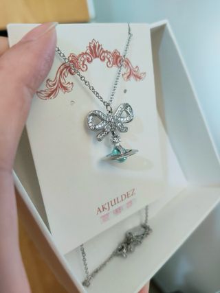 Collana con fiocco e pianeta