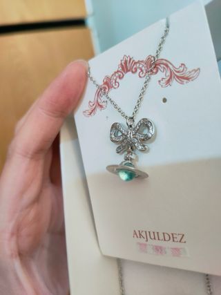 Collana con fiocco e pianeta