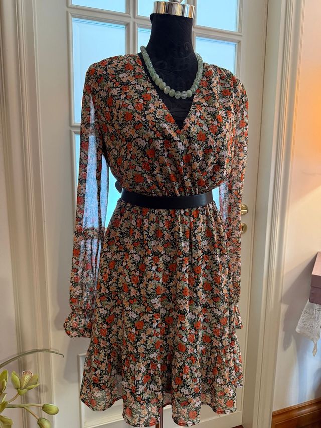 Vestito fantasia floreale con volant