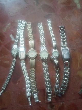 Relojes de pulsera plateados y dorados