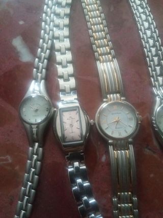 Relojes de pulsera plateados y dorados