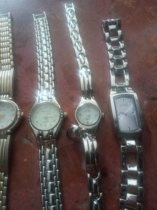Relojes de pulsera plateados y dorados