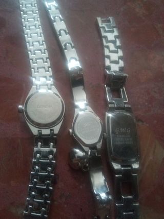 Relojes de pulsera plateados y dorados