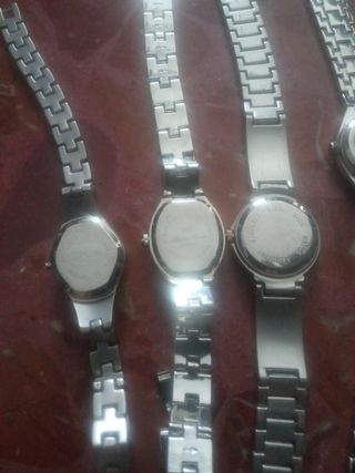 Relojes de pulsera plateados y dorados