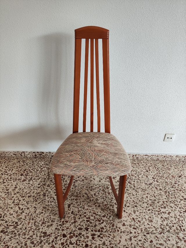 Mesa de comedor y 6 sillas de madera