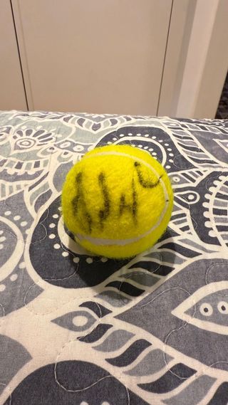 Pelota de tenis firmada por Medvedev