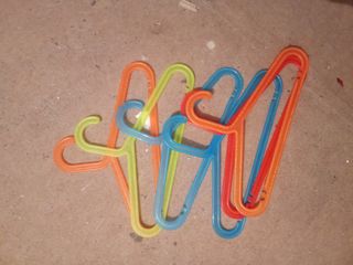 Perchas infantiles de plástico (3 colores)
