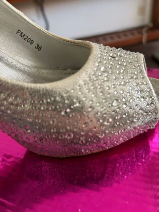 Zapatos de tacón plateados con brillantes talla 36