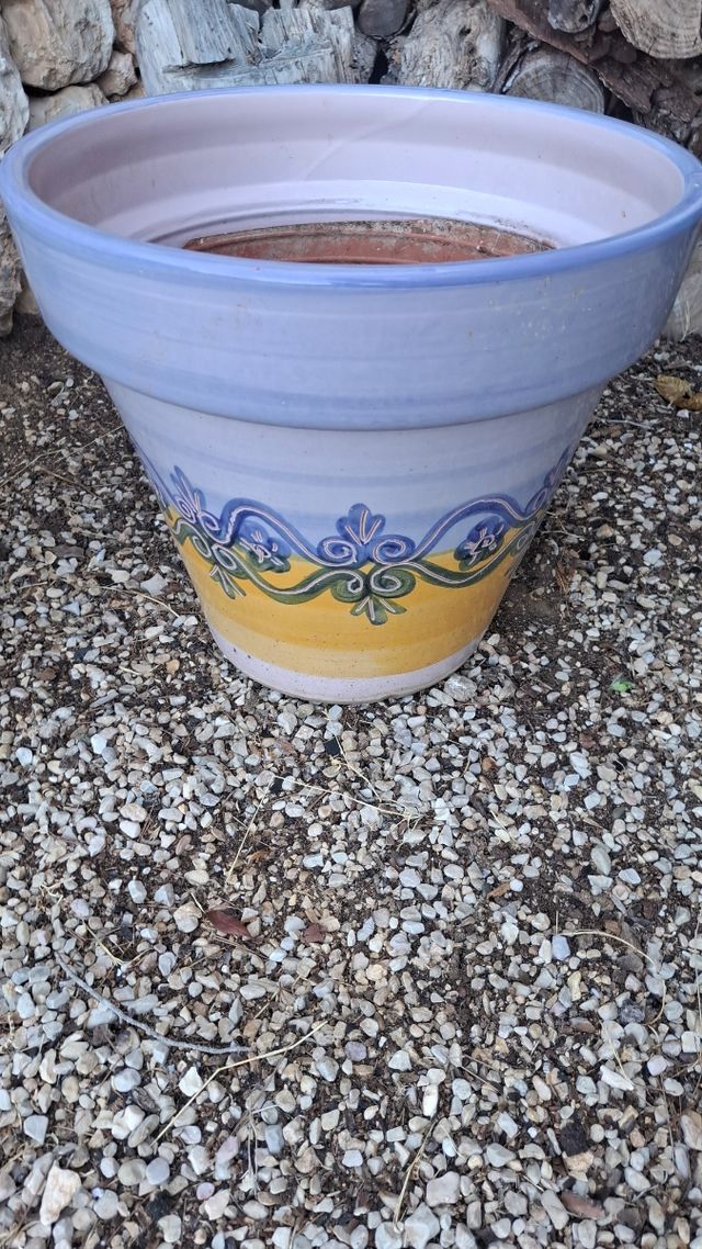Maceta grande de cerámica decorada morada y amaril