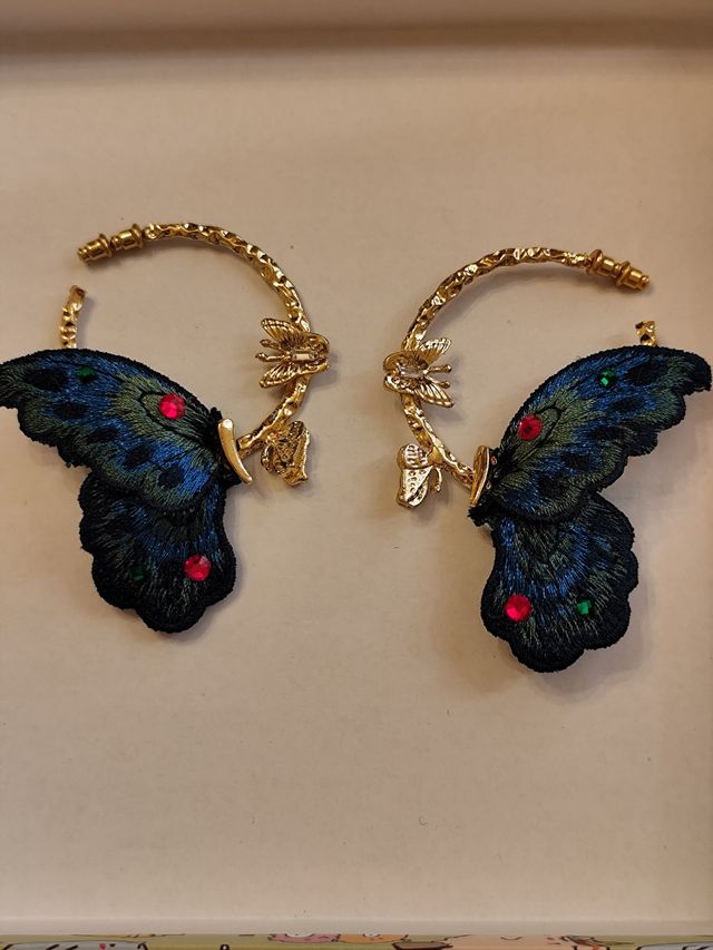 Brincos borboleta com banho de ouro 18 k