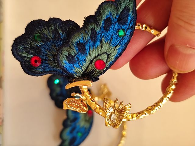 Brincos borboleta com banho de ouro 18 k