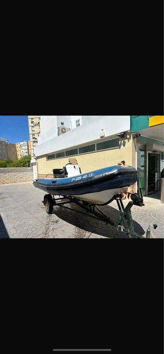 Semirrígida Astec VD-470 con motor 2t Yamaha.
