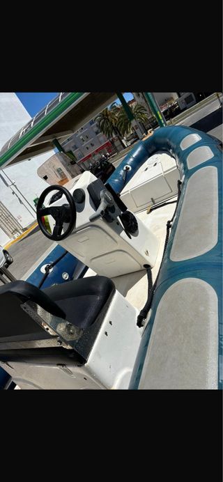 Semirrígida Astec VD-470 con motor 2t Yamaha.