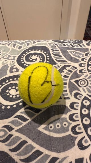 Pelota de tenis firmada por Rublev